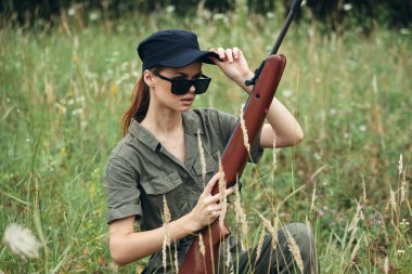 Siyah şapkalı, siyah gözlüklü, sığınak avlayan kadın. 