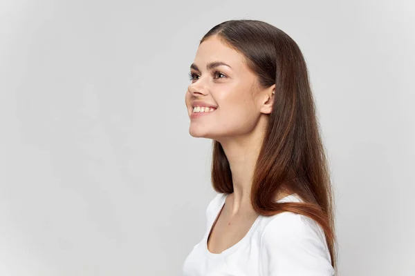 Bella donna bruna sorridente su sfondo isolato t-shirt bianca vista ritagliata — Foto Stock