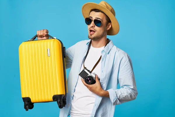 Turista masculino con equipaje de cámara aeropuerto de pasajeros — Foto de Stock