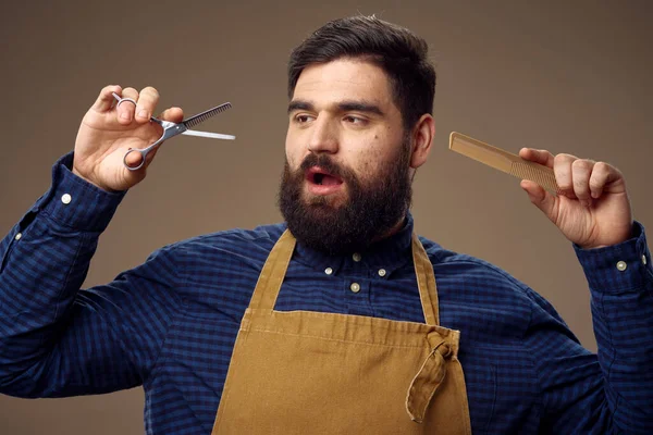 Peluquería masculina en peluquería peine tijeras cuidado del cabello corte de pelo de moda — Foto de Stock