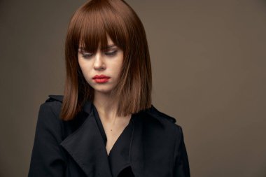 Cazibeli model açık tenli, bej arka plan