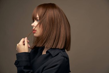 Çekici bir model. Açık tenli, siyah ceketli.