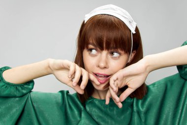 Moda elbiseli kadın tıbbi maske giymiş virüs virüsü kovid-19