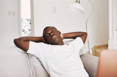 Kanepede oturan bir adam boş bir hafta sonu yaşam tarzı.