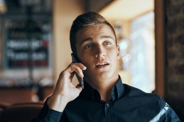 Bir kafede çalışan serbest çalışan iş adamı. Laptoplar, iletişim odası müdürü modeli.