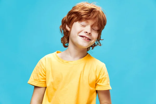 Feliz menino ruivo sorrindo com olhos fechados vista cortada — Fotografia de Stock