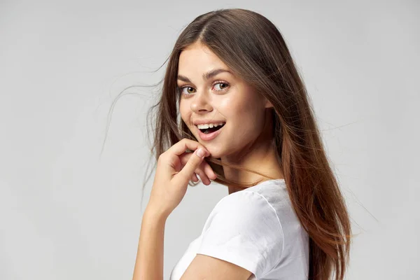 유쾌 한 하얀 티셔츠를 입은 여성 얼굴 가까이에서 미소짓는 감정 — 스톡 사진