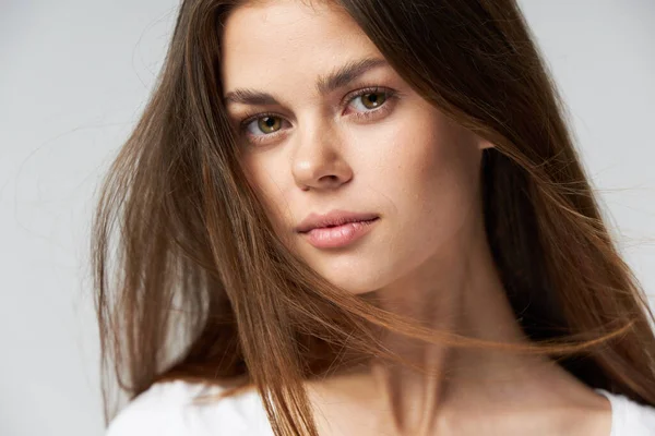 Mulher olhando para a frente longo cabelo branco t-shirt estúdio — Fotografia de Stock