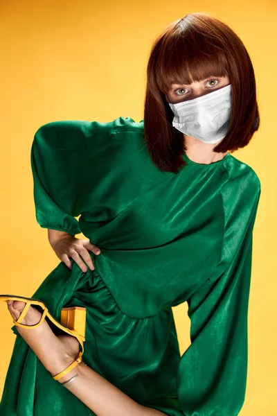 Woman in fashion dress posing in medical mask virus covid-19 — Stock Photo, Image