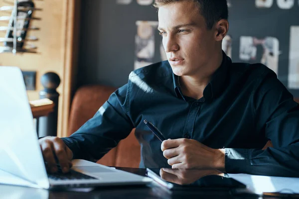 Uomo d'affari freelance con computer portatile in caffè al direttore di tavolo documenta la tazza di modello di caffè — Foto Stock