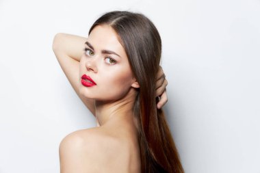 Çekici bir kadın çıplak fırın kırmızı dudaklar uzun saç bakımı 