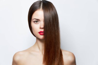 Çekici bir kadın. Çıplak omuzlar. Kırmızı dudaklar.