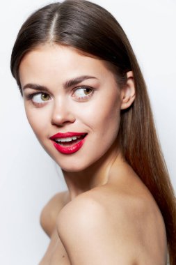 Çekici bir kadın. Çıplak omuzlar. Kırmızı dudaklara doğru bak. 