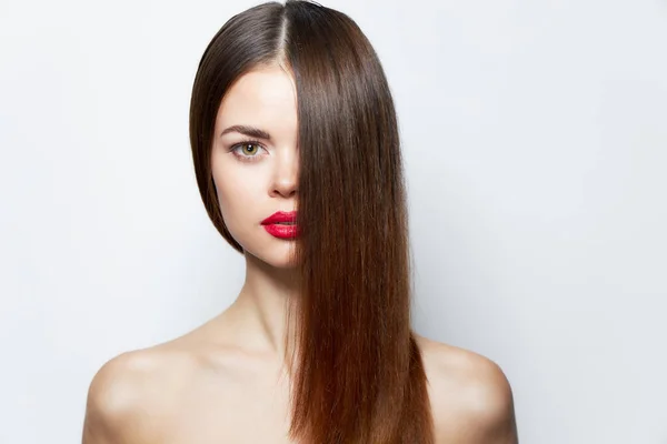 Charmante Frau nackte Schultern rote Lippen Haare bedecken Gesicht Hautpflege leicht — Stockfoto