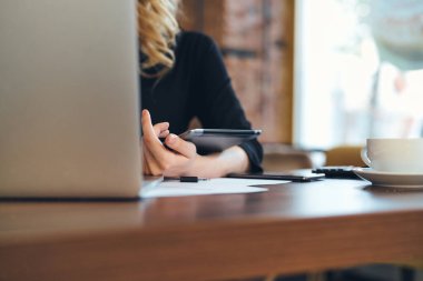 Tablet tabletli kadın ve dizüstü bilgisayar pencere modeli