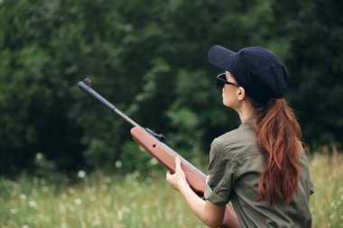 Kadın doğada av tüfeği gibi avlanıyor. 