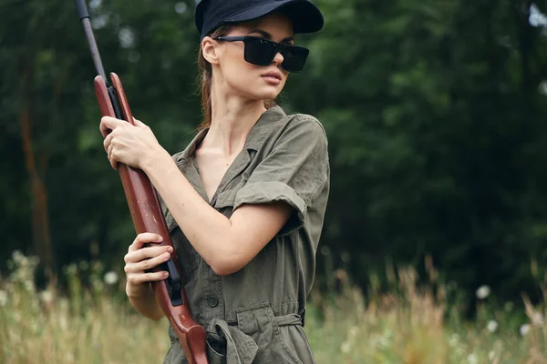 Mujer en la naturaleza Gafas de sol caza estilo de vida arma aire fresco verde — Foto de Stock