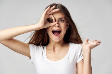 Duygusal bir kadın. Ağzı aç, eli gözlere yakın. 