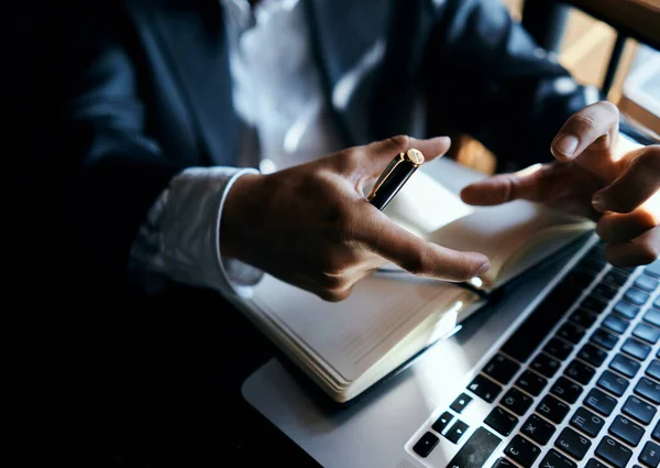 Muž sedí u stolu kniha pero notebook technologie životního stylu podnikatel — Stock fotografie