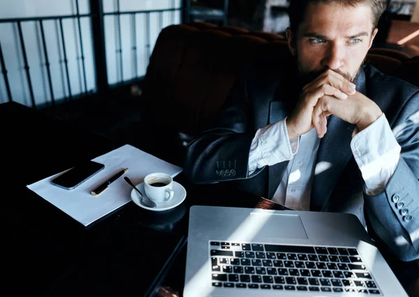 Homme d'affaires dans un costume de café devant les émotions de l'ordinateur portable documents officiels technologie — Photo