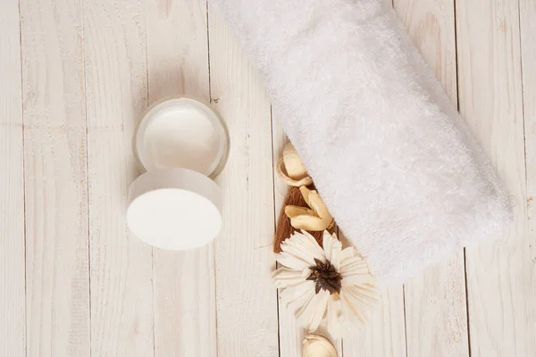 Asciugamano bianco cosmetici accessori bagno sfondo in legno scenario — Foto Stock