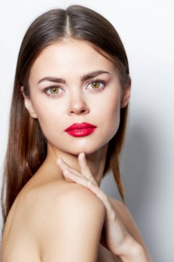 Çekici bir kadın. Çıplak omuzlar. Kırmızı dudaklar. 