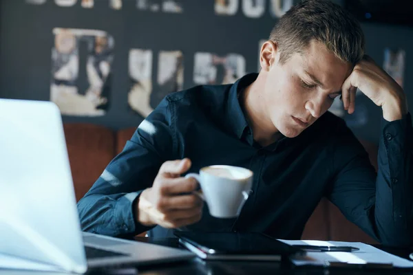 커피숍에 랩탑을 가지고 있는 사업가가 커피 모델 컵 문서들을 보관하고 있다 — 스톡 사진