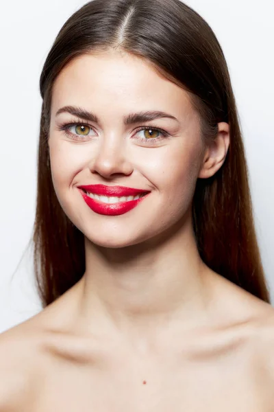 Bájos nő Meztelen vállak mosoly piros ajkak stúdió tiszta bőr — Stock Fotó