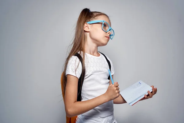 Schoolgirl με γυαλιά σακίδιο λευκό δεξαμενή κορυφή εκπαίδευση — Φωτογραφία Αρχείου
