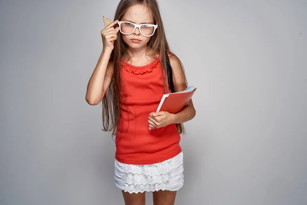 Κορίτσι με γυαλιά με μολύβια στα χέρια που διδάσκει σχολική εκπαίδευση Κόκκινο μπλουζάκι — Φωτογραφία Αρχείου