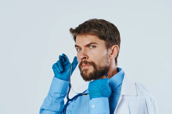 Matarasında sıvı olan tıbbi laboratuvar asistanı ve stetoskop doktorunun kimyasal reaksiyon ışığı arka planında. — Stok fotoğraf