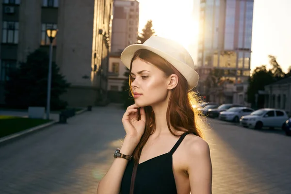 Modische Frau auf der Straße der Stadt in schwarzem Kleid und Hut Brille Make-up-Modell Uhr auf der Hand frische Luft — Stockfoto
