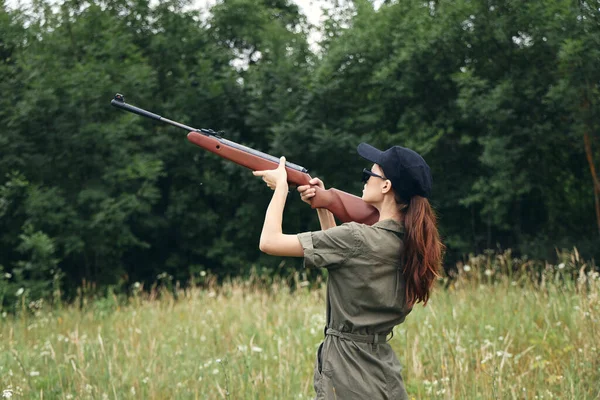 Mujer en la naturaleza Con un rifle de aire fresco viaje caza mono verde — Foto de Stock