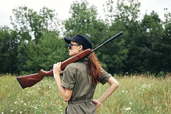 자연 무기를 타고 신선 한 공기를 사냥하는 여성 — 스톡 사진