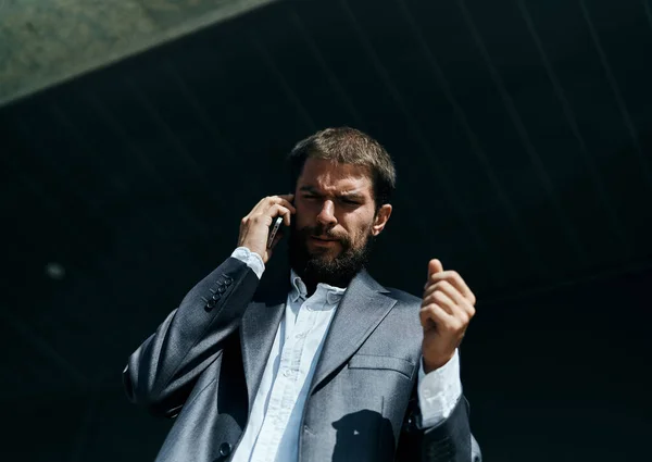 Geschäftsmann im Anzug telefoniert im Freien — Stockfoto