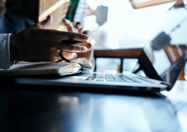 Laptop masaüstü iletişim teknolojisi girişimciyi durdurmalıdır