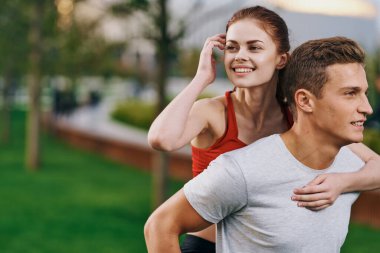 Arkadaki kadın erkek dışarıda eğlenceli bir hayat sürüyor.