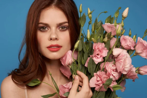 푸른 배경의 봄 모델에 분홍빛 꽃 꽃다발을 한 아름다운 여인 — 스톡 사진