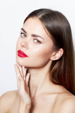 Çekici bir kadın. Saf ten, kırmızı dudaklar. Cazibe, kaplıca tedavisi. 