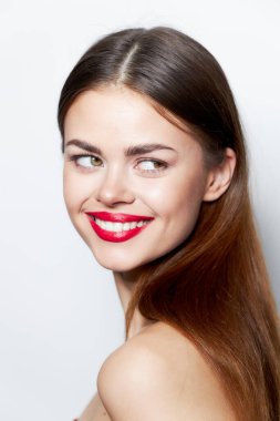 Çekici kadın. Gülümse, yan yan bak. Cilt bakımına bak. 