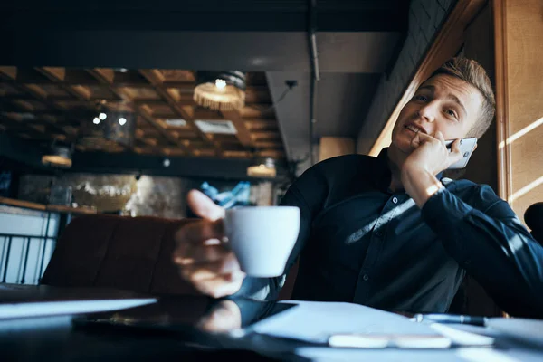 Homme d'affaires pigiste travaillant dans un café portable communication téléphone salle modèle gestionnaire — Photo