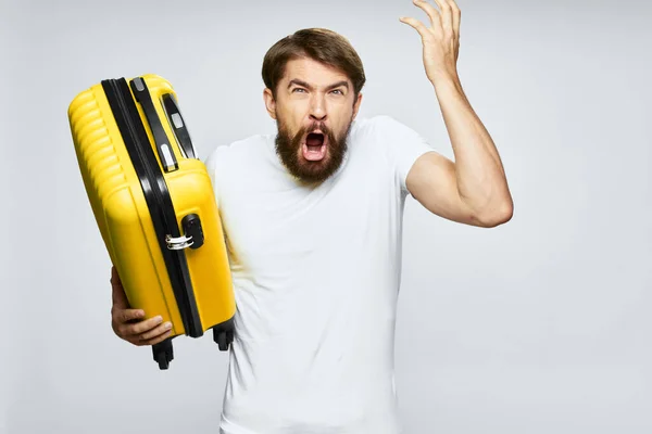 Uomo con valigia gialla emozioni vacanza viaggio bagagli — Foto Stock