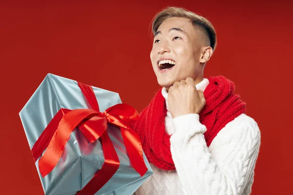 Hombre con regalo divertido cumpleaños vacaciones suéter blanco alegría — Foto de Stock