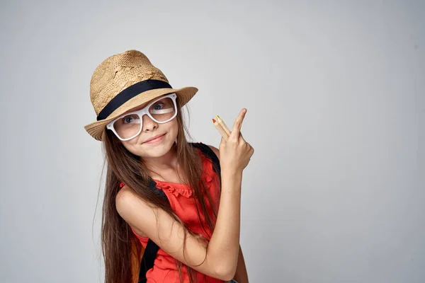 Klein meisje dragen hoed schoolmeisje leren onderwijs rood t shirt — Stockfoto