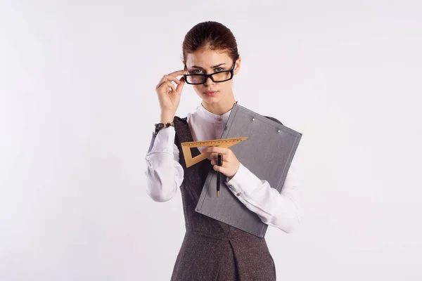 Studentka nosząca okulary posiadające dokumenty edukacyjne model naukowy — Zdjęcie stockowe
