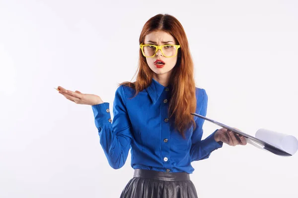 Женщина учитель образования блокнот классический костюм синяя рубашка очки женщина — стоковое фото