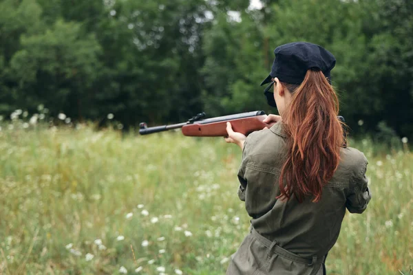 Mulher ao ar livre Visando armas de ar fresco armas de caça estilo de vida — Fotografia de Stock