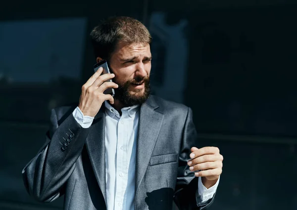 Geschäftsmann kommuniziert am Telefon im Freien Emotionen Manager Lebensstil — Stockfoto