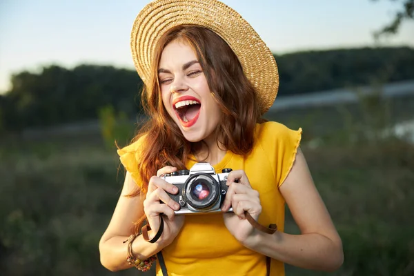 Wanita emosional dengan mulut terbuka dengan kamera di tangan alam luang — Stok Foto