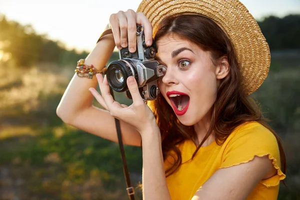 Fotografer wanita melihat ke kamera lensa dengan mulut terbuka terkejut melihat alam — Stok Foto